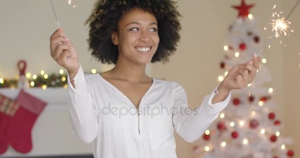 Ευτυχισμένος νεαρή γυναίκα που γιορτάζει τα Χριστούγεννα — Αρχείο Βίντεο