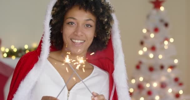 Χαριτωμένο, φιλικό, νεαρή γυναίκα γιορτάζει τα Χριστούγεννα — Αρχείο Βίντεο