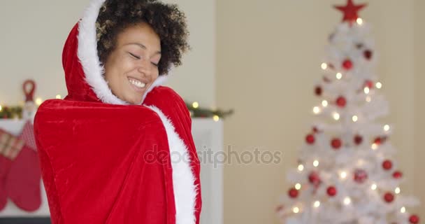 Mulher atraente em uma capa vermelha de Santa com capuz — Vídeo de Stock