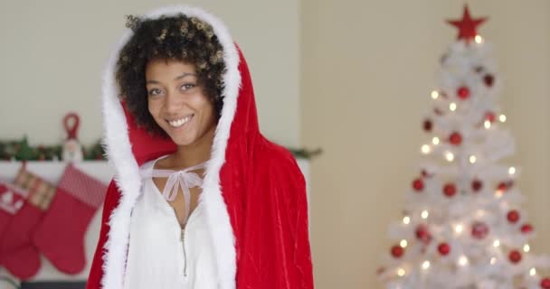 Linda jovem mulher vestindo uma roupa de Papai Noel — Vídeo de Stock