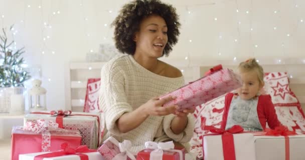 Matka, Wyświetlono kobieta dziecko Boże Narodzenie prezenty — Wideo stockowe