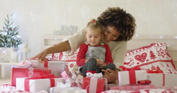 Tochter und Mutter mit Weihnachtsgeschenken im Bett — Stockvideo