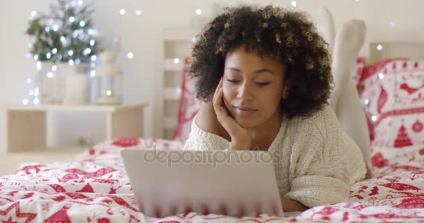 Красивая женщина в постели смеется над компьютером — стоковое видео
