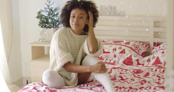 Beautiful young woman sitting in bed — Stock Video