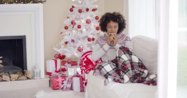 Γυναίκα χαλάρωση κατά τη διάρκεια της περιόδου διακοπών Χριστουγέννων — Αρχείο Βίντεο