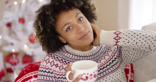 Sorrindo amigável jovem mulher relaxante no Natal — Vídeo de Stock
