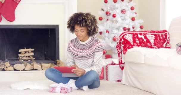 Jovem surfando na internet no Natal — Vídeo de Stock