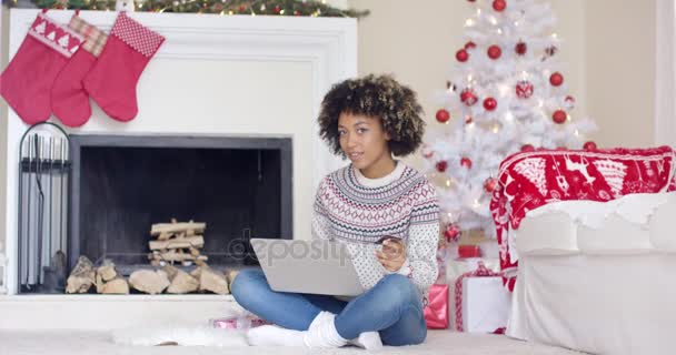 Jovem mulher fazendo compras de Natal online — Vídeo de Stock