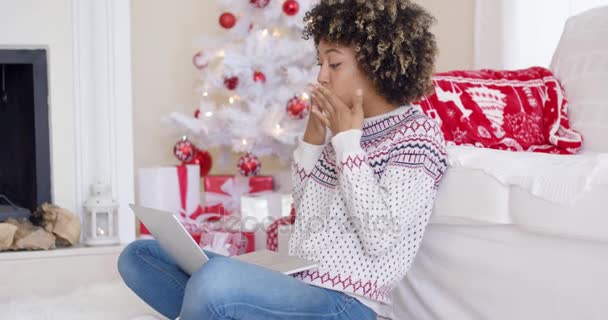 Bonito jovem mulher ter um bate-papo de vídeo no Natal — Vídeo de Stock