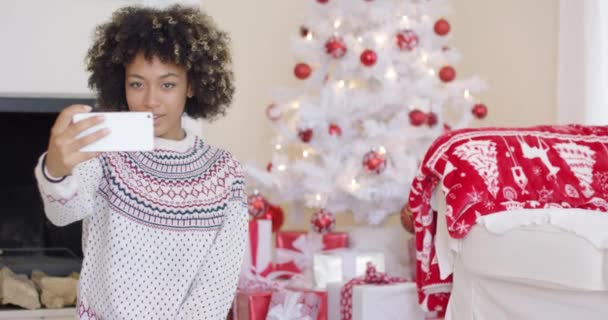 Feliz joven posando para una selfie de Navidad — Vídeo de stock