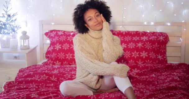 Fiatal nő egyedül ünnepli karácsonykor — Stock videók
