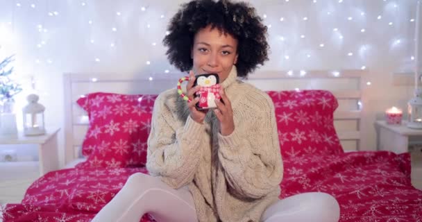 Bella donna y ammirando la sua tazza di caffè di Natale — Video Stock
