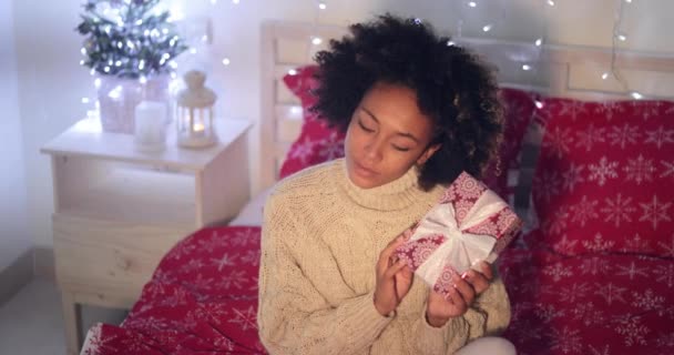 Smiling African woman holding Christmas gift — Stock Video