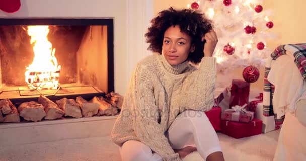 Mujer junto a la chimenea y árbol de Navidad blanco — Vídeos de Stock