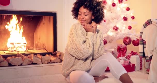 Hermosa mujer negra sentada junto a un árbol blanco — Vídeos de Stock