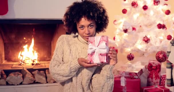 Primer plano de hermosa mujer negra sosteniendo presente — Vídeos de Stock