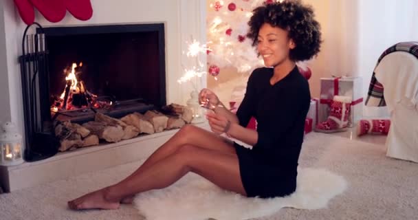 Mujer elegante celebrando Navidad con bengalas — Vídeos de Stock