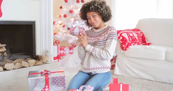 Mujer bastante joven revisando sus regalos de Navidad — Foto de Stock