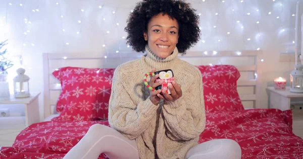 Hübsche Frau bewundert ihre Weihnachts-Kaffeetasse — Stockfoto