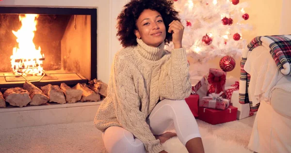 Mujer junto a la chimenea y árbol de Navidad blanco — Foto de Stock