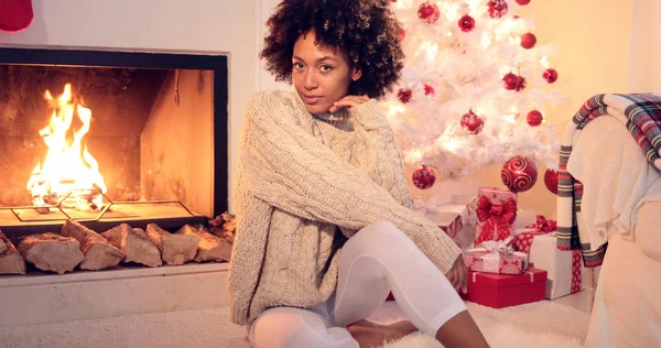 Szép fekete nő fehér nadrágot és pulóver — Stock Fotó
