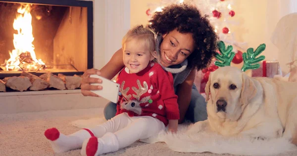 Retrato de autofoto de familia feliz en Navidad — Foto de Stock