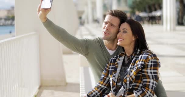 Heureux rire couple prendre leur selfie — Video