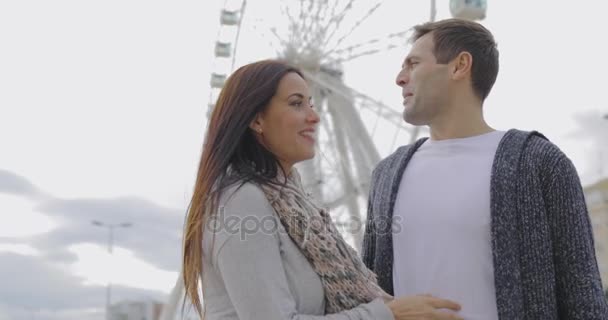 Jeune couple debout devant une roue ferris — Video
