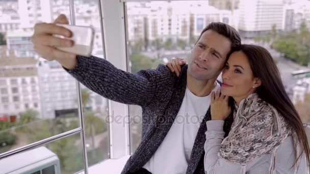 Casal amoroso tirando uma selfie em uma roda gigante — Vídeo de Stock