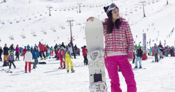 Jeune femme sur la piste de ski avec snowboard — Video
