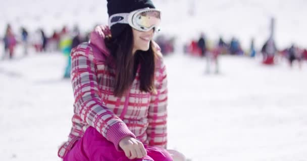 Glückliche Frau im Skiurlaub winkt — Stockvideo