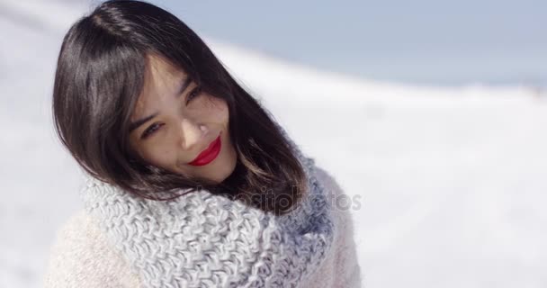 Счастливая милая девушка, наслаждающаяся зимним временем — стоковое видео