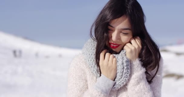 Mujer joven en la pista de esquí con suéter acogedor — Vídeo de stock
