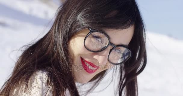 Портрет брюнетки в очках — стоковое видео