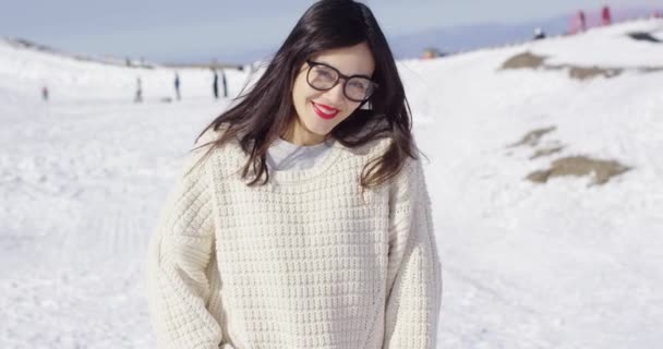 Jovem sorrindo mulher em suéter na pista de esqui — Vídeo de Stock