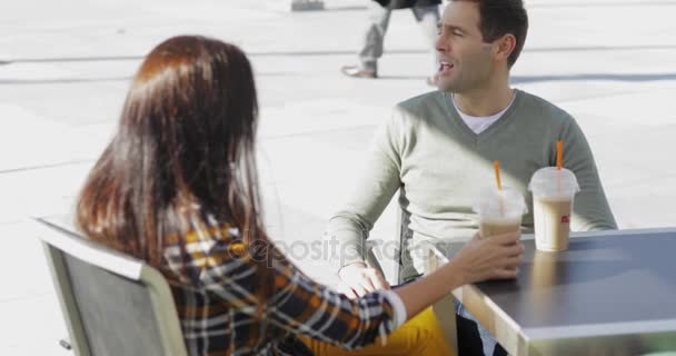 Pareja joven disfrutando del café para llevar — Vídeo de stock