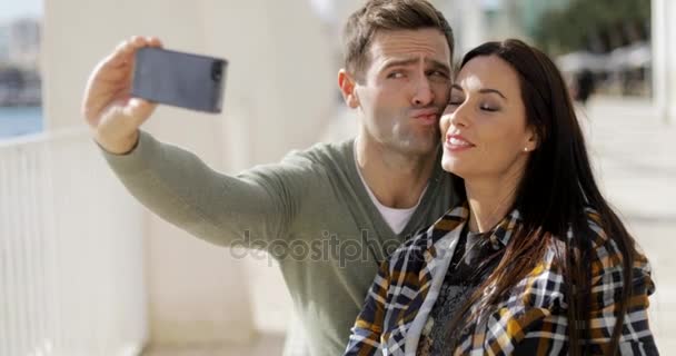 Felice ridere coppia prendendo il loro selfie — Video Stock