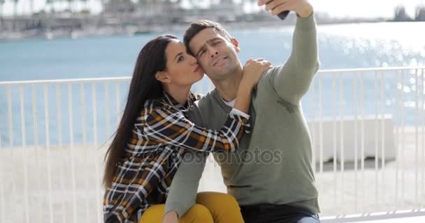 Pareja joven tomando una selfie en la playa — Vídeos de Stock