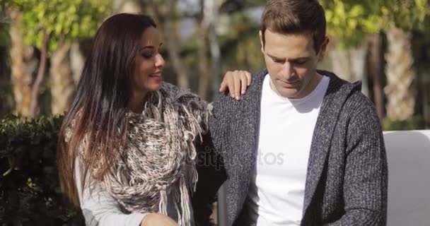 Joyeux jeune couple profitant du soleil d'automne — Video