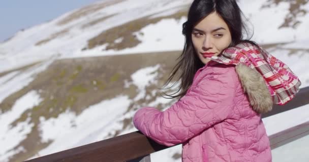 Красивая женщина в снежных горах — стоковое видео