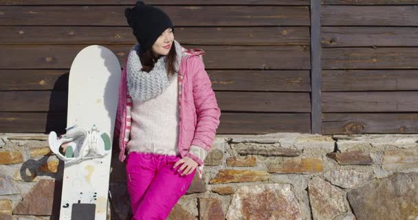 Bonita mujer joven con snowboard — Vídeos de Stock