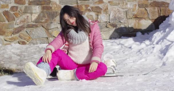 Young asian snowboarder girl relaxing — Stock Video