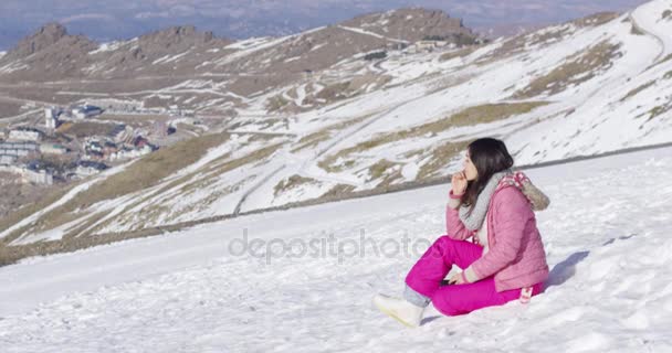Mujer joven en la cumbre de la montaña nevada — Vídeo de stock