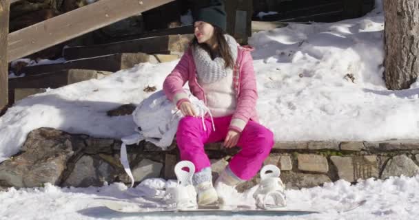 Mujer joven en vacaciones de esquí — Vídeo de stock