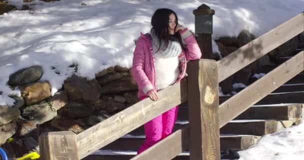 Bezaubernde asiatische Mädchen steht auf Holztreppen — Stockvideo