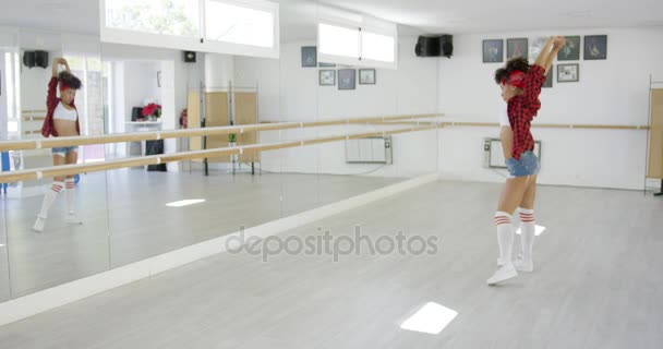 Un étudiant danse dans un studio lumineux — Video