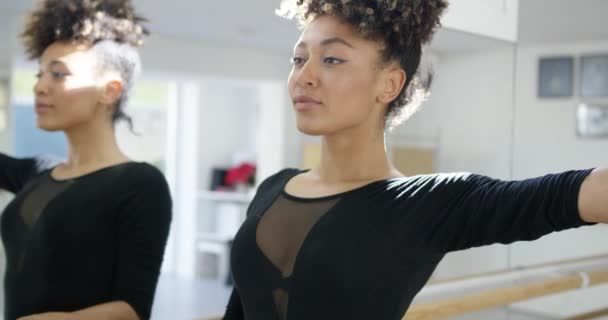 Retrato de cerca de la bailarina afroamericana — Vídeo de stock