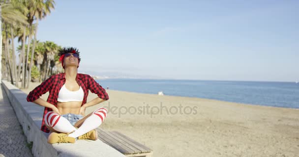 Sexy mujer joven de moda en la playa — Vídeos de Stock