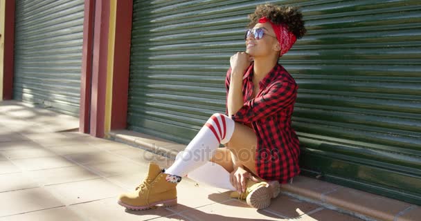 Linda menina afro-americana sentada ao lado da cerca — Vídeo de Stock