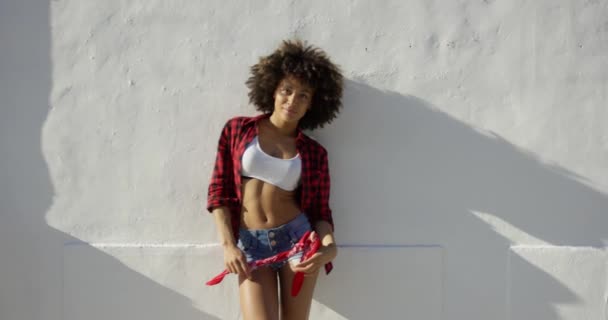 Сексуальна дівчина афроамериканець з афро стрижка — стокове відео